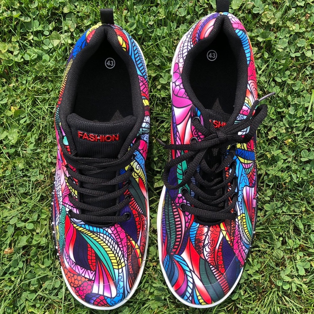 NWOT Womans fashion multicolor sneaker